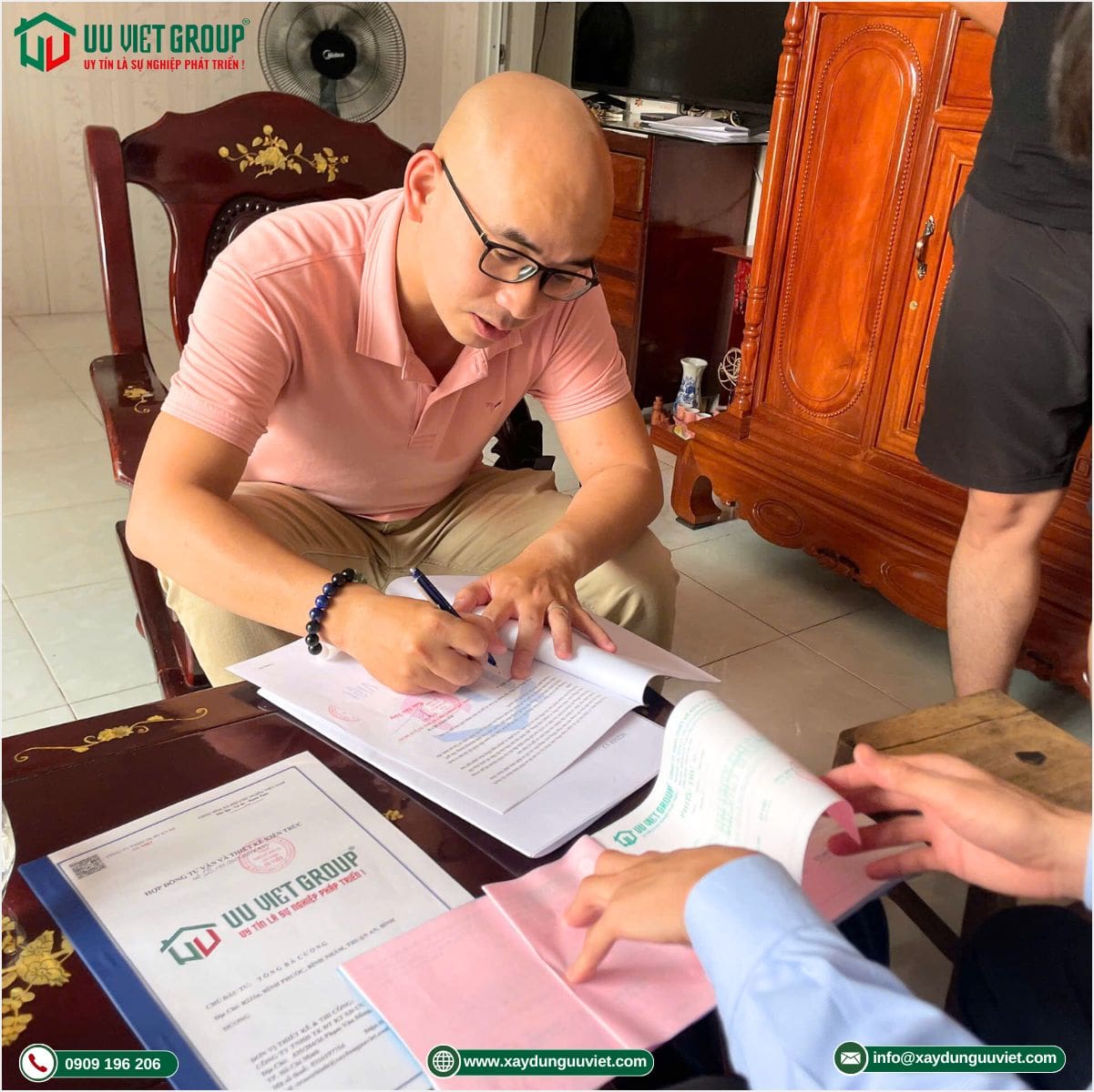 Ký kết hợp đồng xây nhà