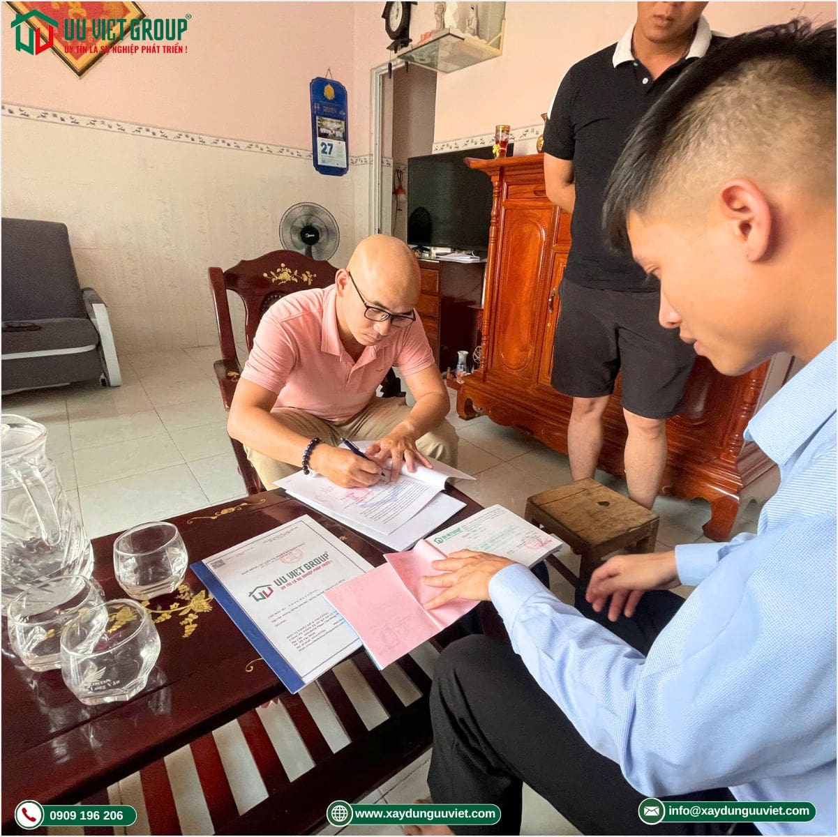 Ký kết hợp đồng xây nhà