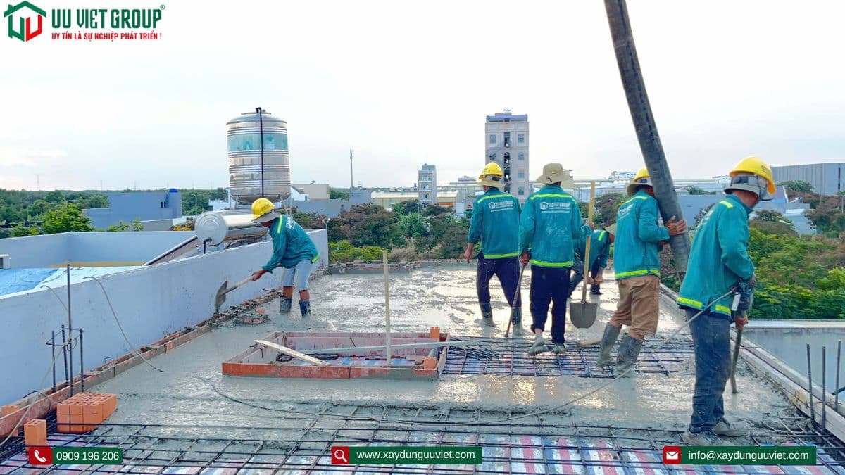 Tiến độ bê tông sàn mái nhà phố