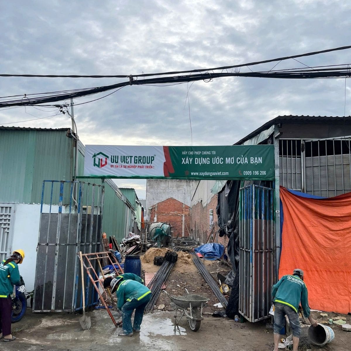Đổ bê tông móng nhà phố