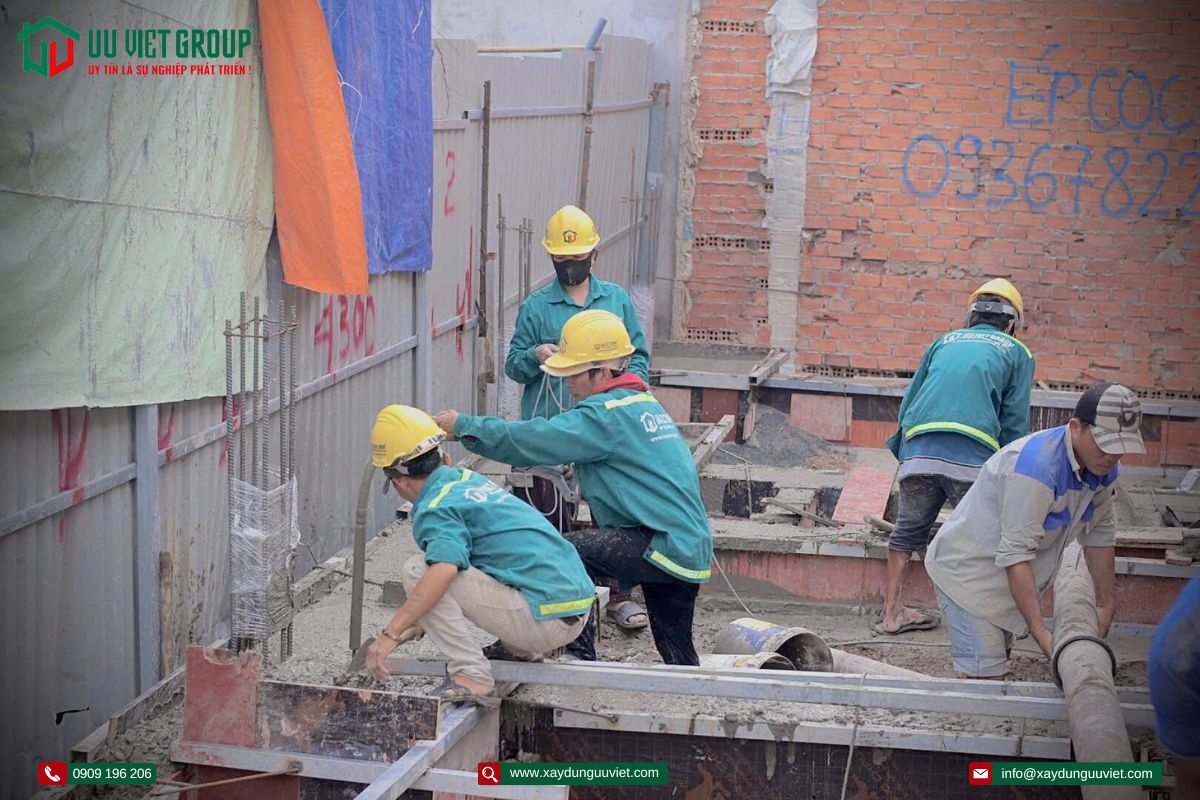 Đổ bê tông móng nhà phố