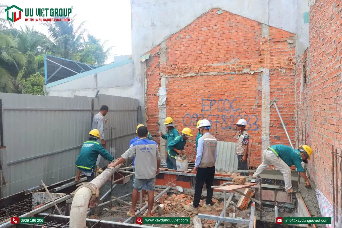 Đổ bê tông móng nhà phố
